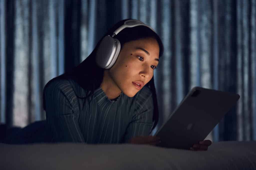 Apple เปิดตัว AirPods Max หูฟังไร้สายดีไซน์ครอบหูรุ่นใหม่ มาพร้อมเทคโนโลยีตัดเสียงรบกวน และปุ่ม Digital Crown ราคา 19,900 บาท