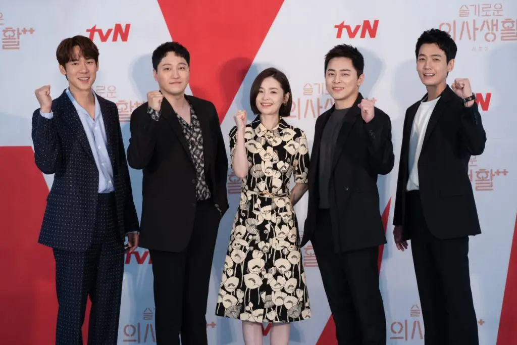 แง้ม 5 สิ่งที่คุณจะได้ชมอย่างอิ่มใจในเพลย์ลิสต์ชุดกาวน์ (Hospital Playlist) ซีซั่น 2 บน NETFLIX