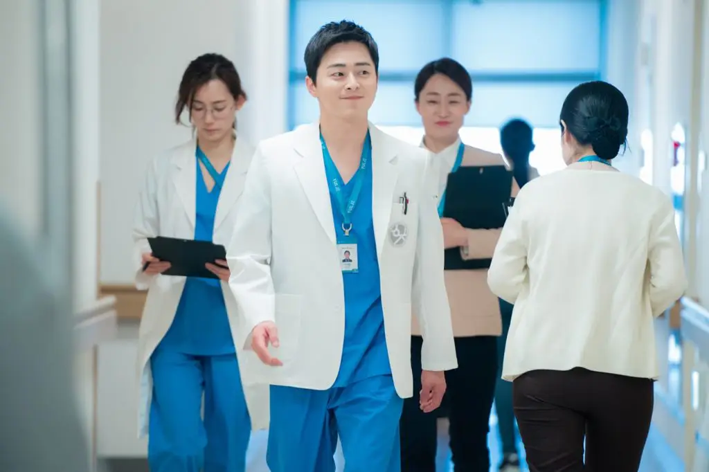 เพลย์ลิสต์ชุดกาวน์ (Hospital Playlist) ซีซั่น 2 ซึ่งกำลังจะออนแอร์ตอนแรกในวันที่ 17 มิถุนายนนี้ เวลา 3 ทุ่มตรง พร้อมชมตอนใหม่ได้ทุกวันพฤหับสดีที่ Netflix เท่านั้น!