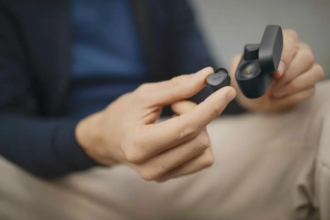 RTB เปิดตัวหูฟังทรูไวร์เลสรุ่นใหม่ล่าสุด Jabra Elite 4 โดดเด่นด้วยเทคโนโลยี Bluetooth Multipoint จับคู่ 2 อุปกรณ์ได้อย่างรวดเร็ว พร้อมระบบตัดเสียงรบกวนที่มีประสิทธิภาพ ตอบโจทย์ทั้งการทำงานและการใช้ชีวิตประจำวันได้อย่างลงตัว