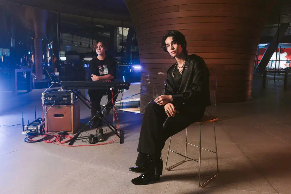 Jeff Satur กับการแสดงแบบอะคูสติกเพลง "ก่อนที่เธอจะลืมฝัน" ใน Apple Central World ถ่ายทำด้วย iPhone 14 Pro