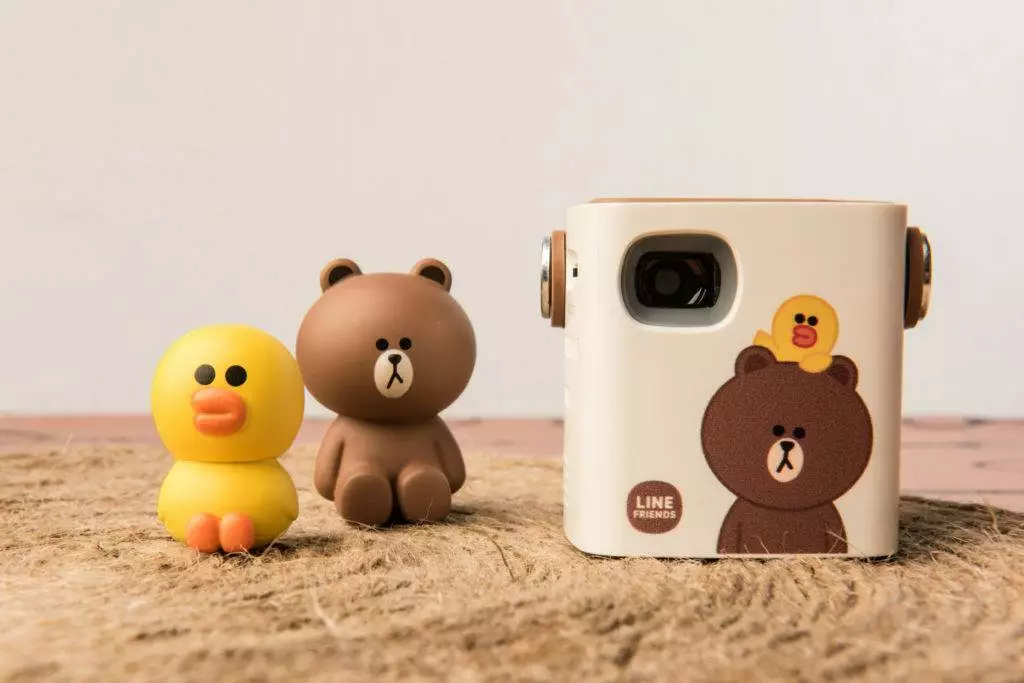 JellyBeam JB-100 ลวดลายหมีบราว์และแซลลี่ สมาร์ทโปรเจคเตอร์ขนาดเล็กกะทัดรัด ลำโพงในตัว ระบบปฏิบัติการ Android ราคา 249,900 วอน หรือประมาณ 6,680 บาท