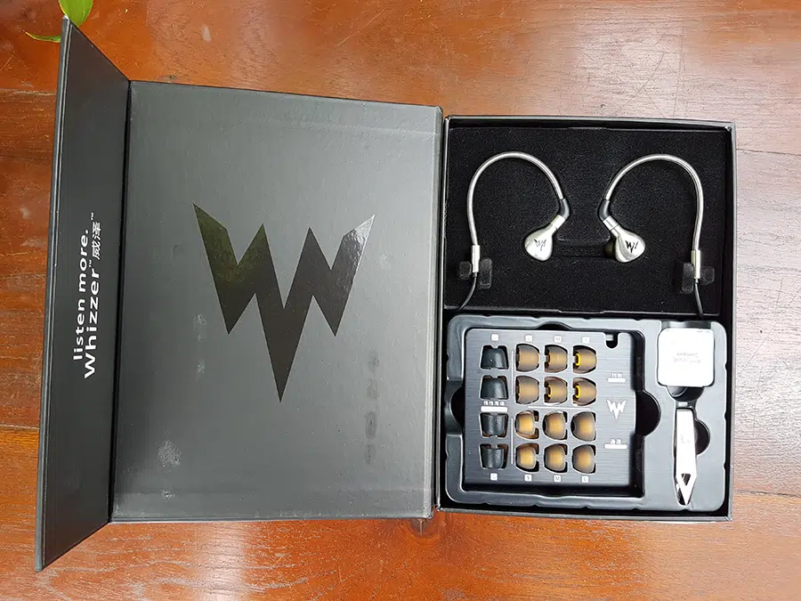 อุปกรณ์ภายในกล่อง Whizzer A15