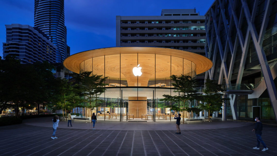 Apple Central World ร้านค้าปลีกแห่งที่สองและเป็นร้านค้าปลีกที่ใหญ่ที่สุดในประเทศไทย จะเปิดให้บริการในวันศุกร์ที่ 31 กรกฎาคม เวลา 10.00 น.