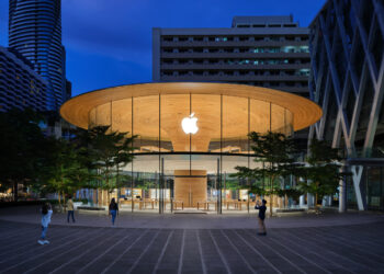 Apple Central World ร้านค้าปลีกแห่งที่สองและเป็นร้านค้าปลีกที่ใหญ่ที่สุดในประเทศไทย จะเปิดให้บริการในวันศุกร์ที่ 31 กรกฎาคม เวลา 10.00 น.