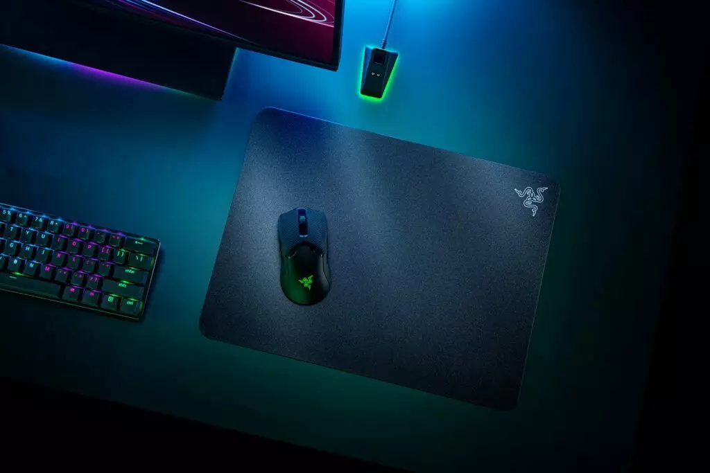Razer เปิดตัว Razer Acari แผ่นรองเมาส์รุ่นใหม่ล่าสุดที่มาพร้อมกับคุณสมบัติที่มีแรงเสียดทานต่ำ ออกแบบมาเพื่อการเลื่อนเมาส์ได้อย่างคล่องตัว ลื่นไหลด้วยความเร็วสูงสุดบนแผ่นรองเมาส์ขนาด 420x320 มม. มีการตอบสนองอันรวดเร็วเป็นพิเศษและความแม่นยำสูงสุด